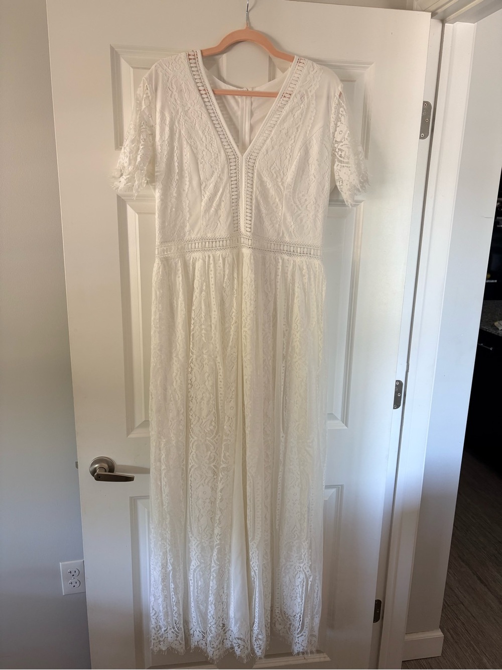 Amazon White Lace Maxi Dress with V-Neck and Short Sleeves